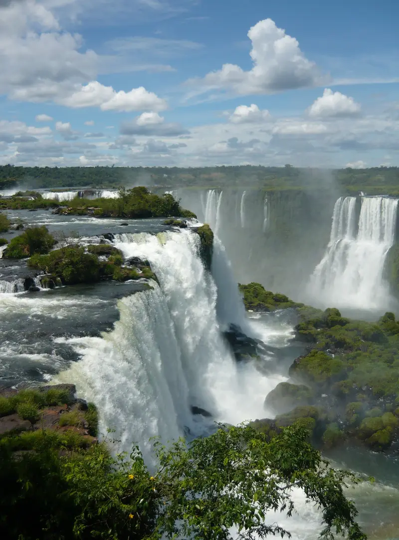 Quedas das Cataratas do Iguaçu cercadas de mata