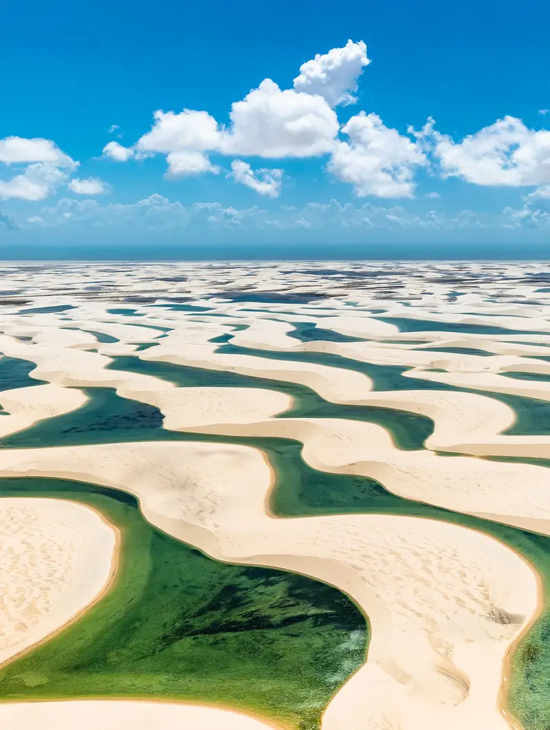 Dunas brancas e lagoas verdes dos Lençóis Maranhenses vistas do alto