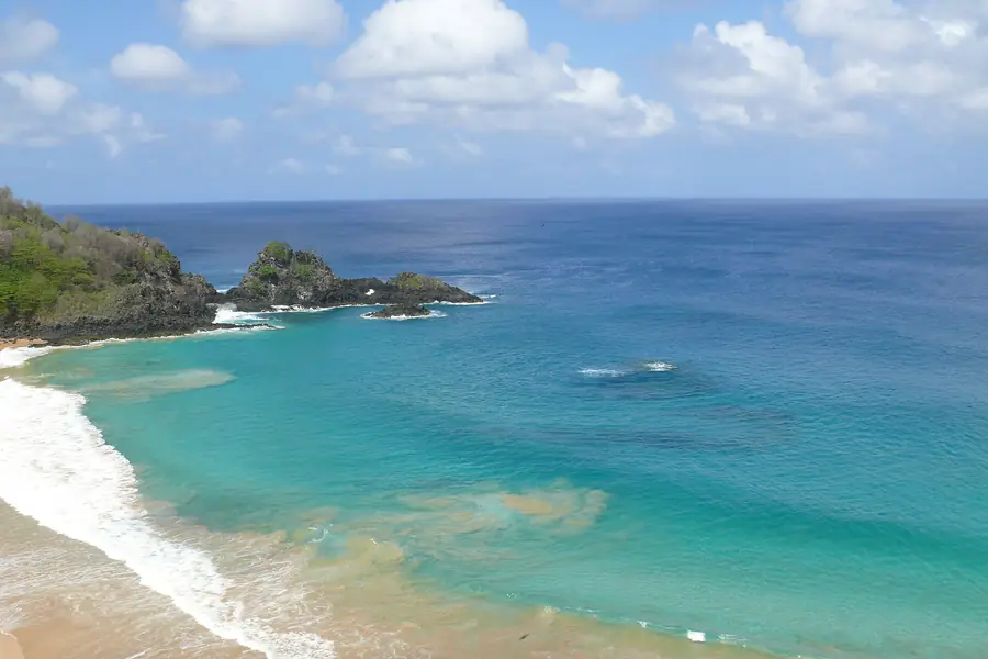 Mar azul-turquesa da Baía do Sancho, em Fernando de Noronha
