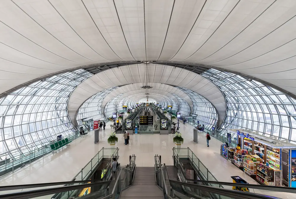 Saguão de embarque de um aeroporto com passageiros circulando